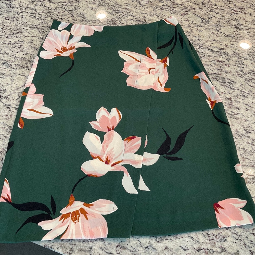 Asymmetrical Floral print. Skirt